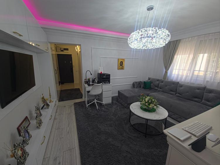 Apartament cu 4 camere semidecomandat în Tomis Nord