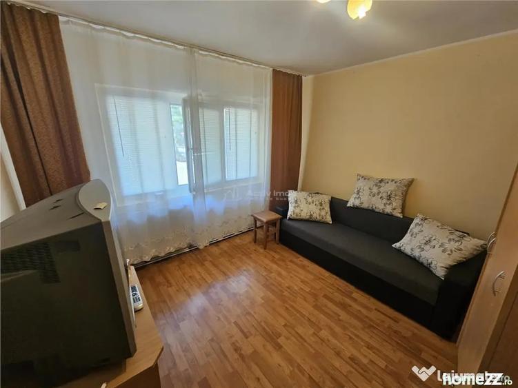Apartament cu 3 camere decomandat în Micro IV