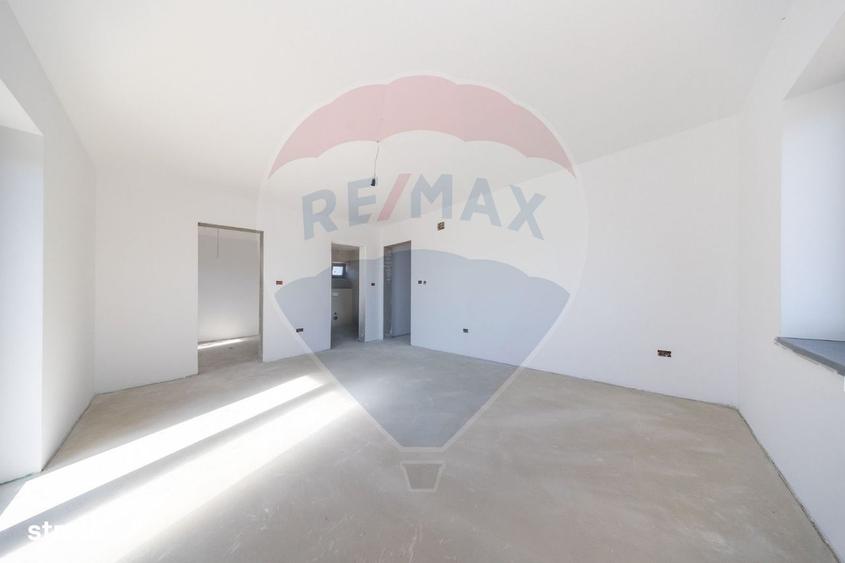 Casă cu 4 camere cu Teren 491 Mp în Noua