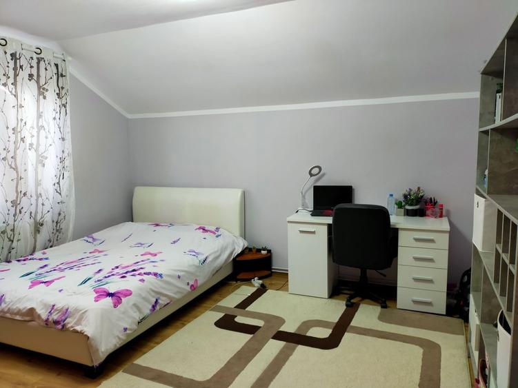 Casă individuală cu 9 camere cu Canalizare în Dumbrăvița