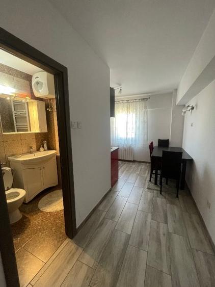Apartament cu 2 camere semidecomandat, mobilat în Central