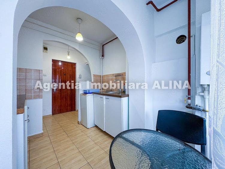 Garsonieră decomandată în Decebal