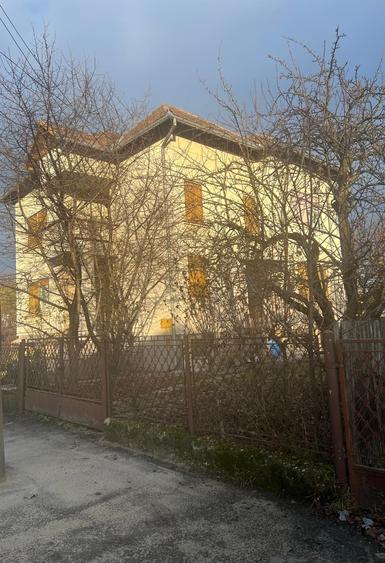 Casă cu 5 camere cu Teren 483 Mp în Central