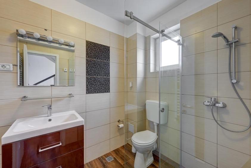 Casă individuală cu 5 camere cu Canalizare în Crevedia
