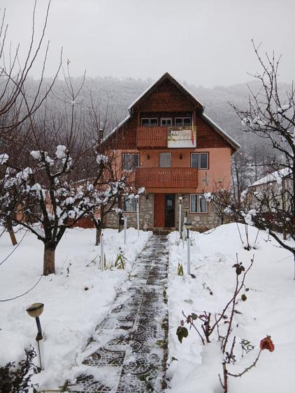 Casă cu 4 camere în Cârăști