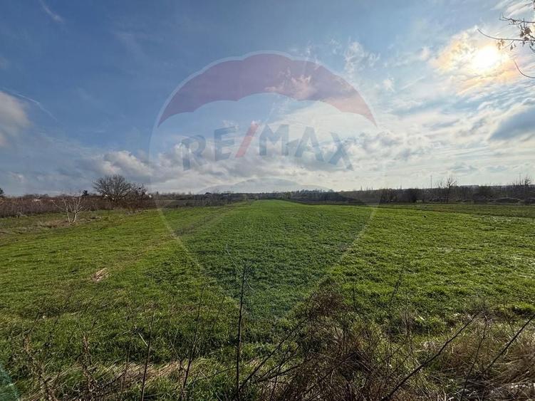 Teren agricol intravilan de 7094 mp, în Central