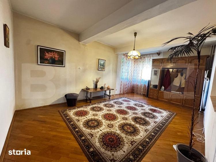 Casă cu 8 camere cu Teren 767 Mp în Lipoveni