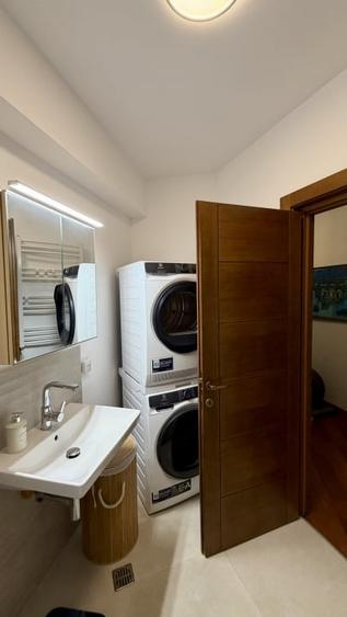 Apartament cu 3 camere semidecomandat, mobilat în Ultracentral