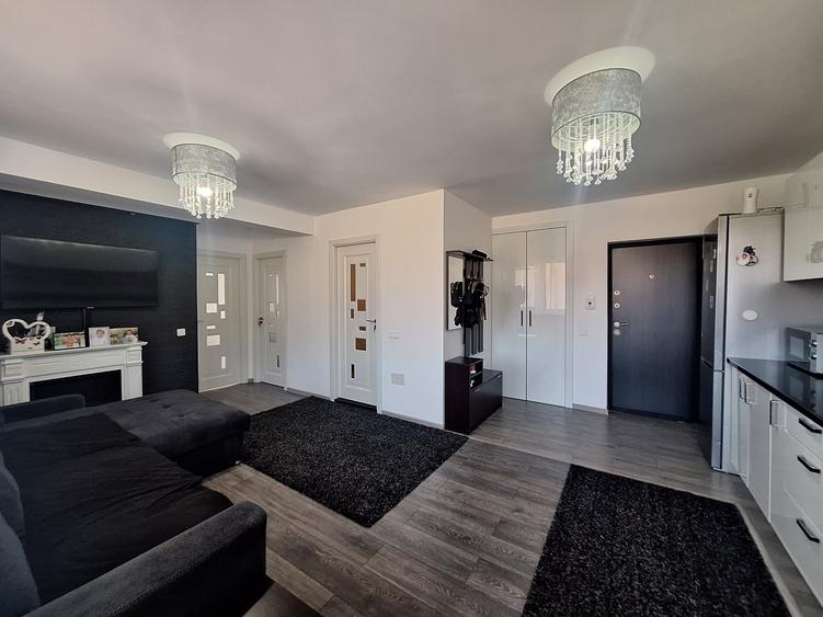 Apartament cu 3 camere semidecomandat, mobilat în Florești