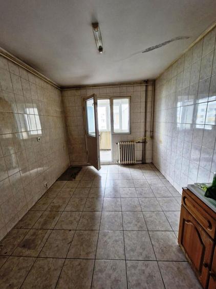Apartament cu 4 camere semidecomandat în Rahova