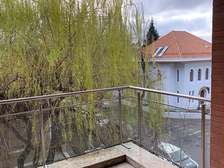 Apartament cu 5 camere decomandat în Capitale