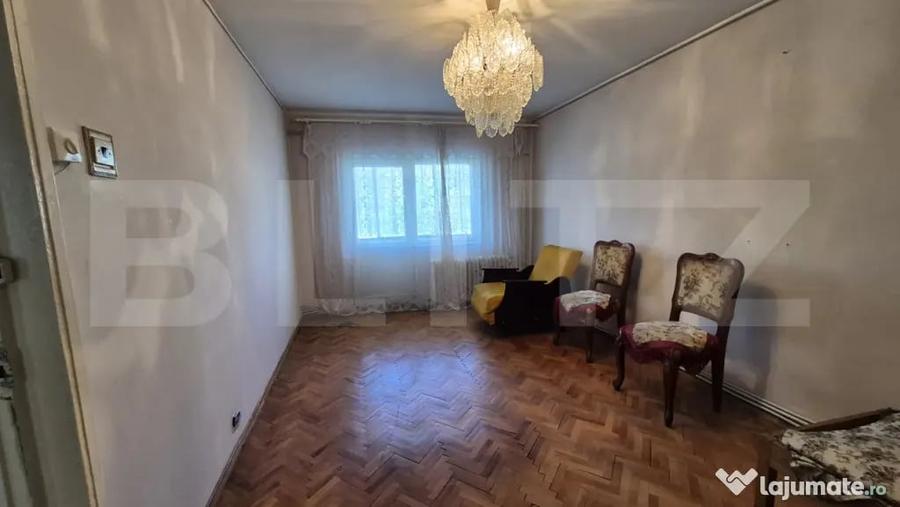 Apartament cu 4 camere semidecomandat în Micro 17