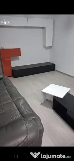 Apartament cu 3 camere semidecomandat în Central