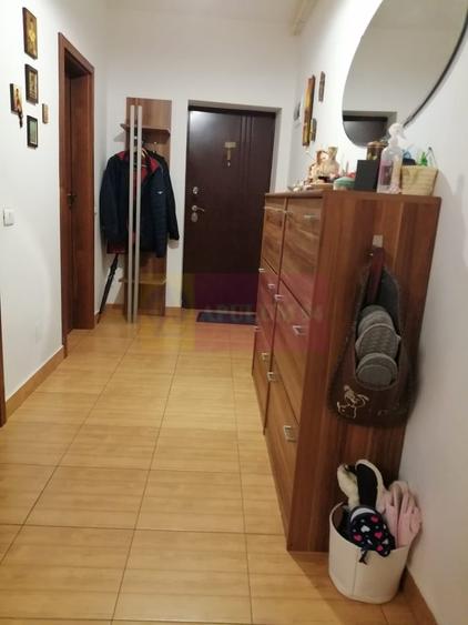 Apartament cu 3 camere semidecomandat în Bragadiru