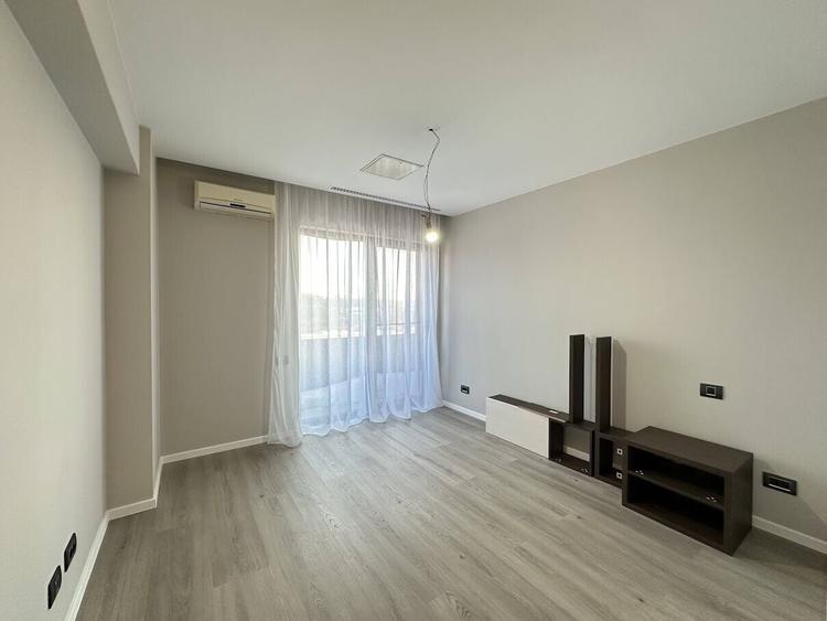 Apartament cu 4 camere, mobilat în Băneasa