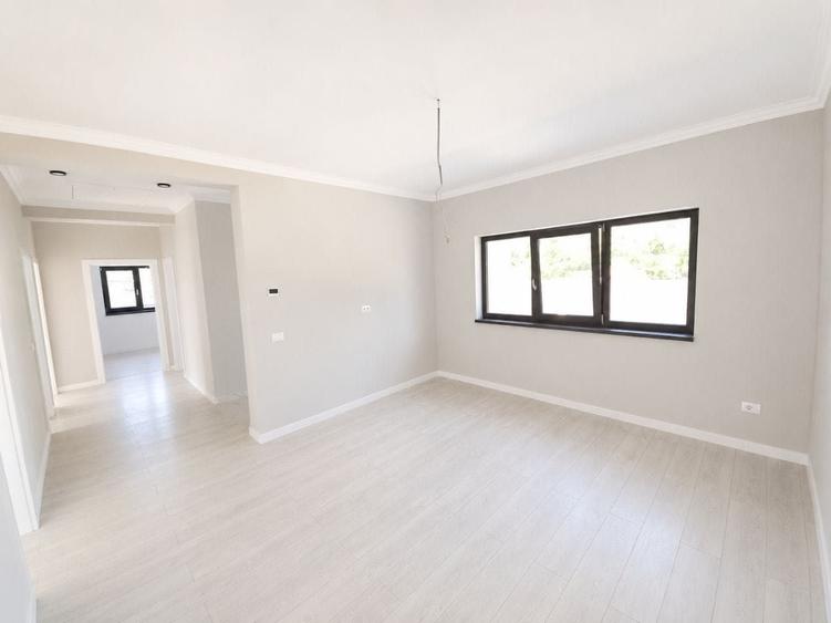 Casă cu 4 camere în Breazu