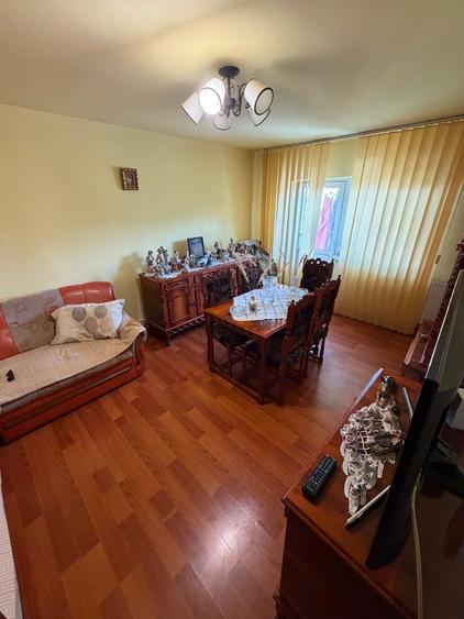 Apartament cu 3 camere decomandat în Aradului