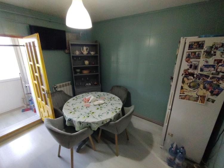 Apartament cu 3 camere decomandat în Prundu