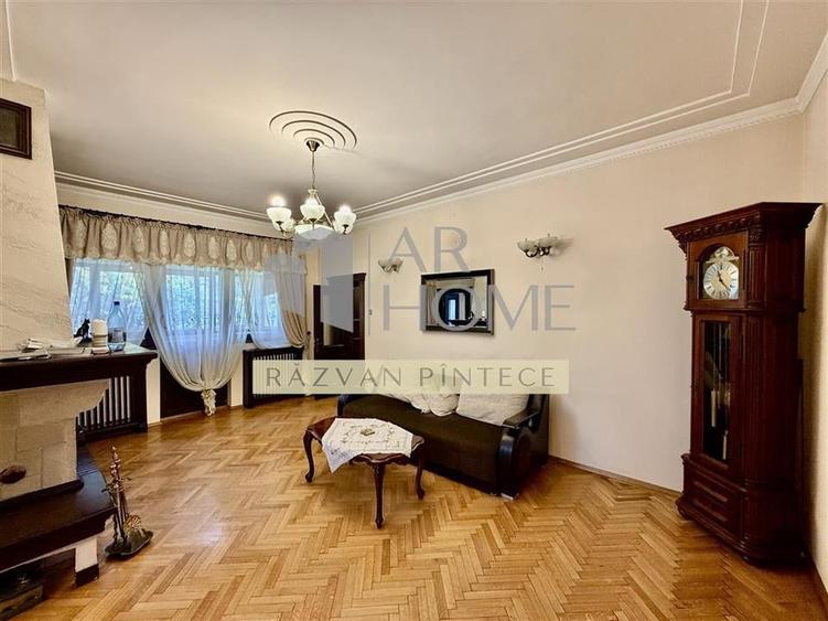 Casă individuală cu 11 camere cu Teren 370 Mp în Ultracentral