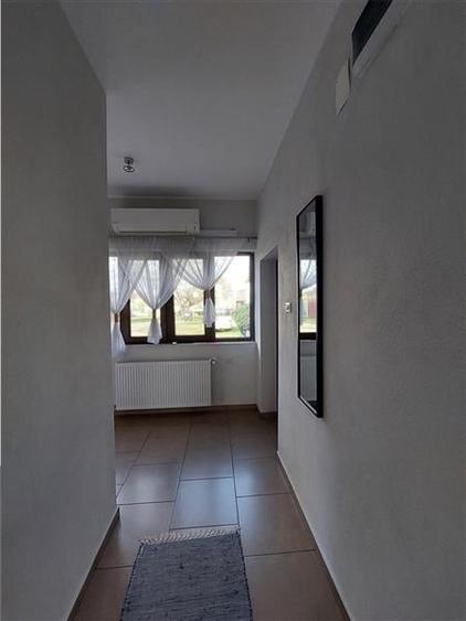 Casă individuală cu 7 camere cu Canalizare în Central