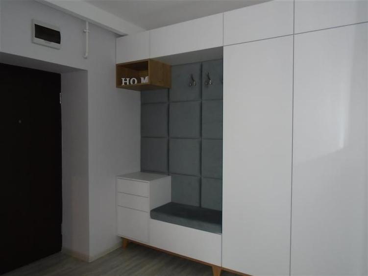 Apartament cu 3 camere decomandat, mobilat în Polivalentă