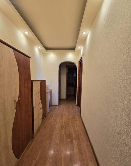 Apartament cu 3 camere decomandat, mobilat în Piața Centrală