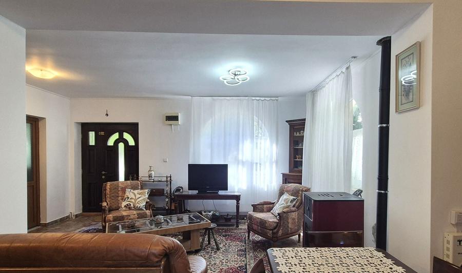 Casă individuală cu 5 camere cu Canalizare în Central