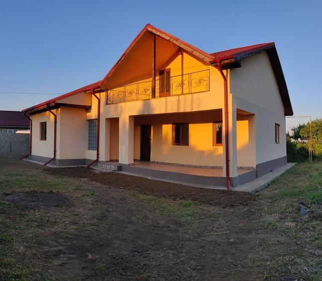 Casă cu 3 camere decomandat în Gălbinași
