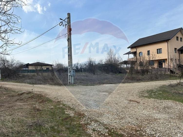 Teren Construcții intravilan de 700 mp, în Izvorani