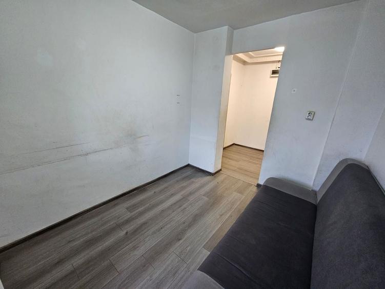 Apartament cu 3 camere semidecomandat în Rahova