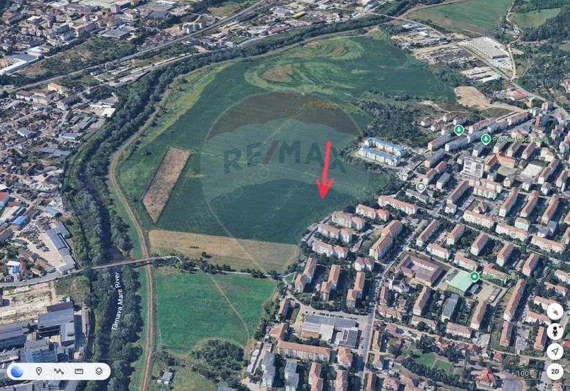 Teren de 4100 mp, în Est