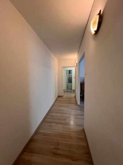 Apartament cu 3 camere decomandat în P-ța Victoriei