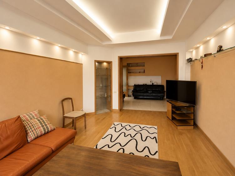 Apartament cu 3 camere decomandat în Moșilor