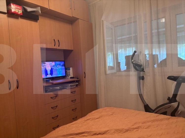 Apartament cu 3 camere semidecomandat, mobilat în Lipovei