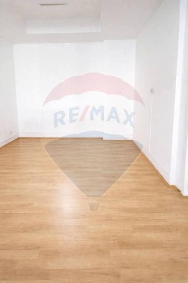 Spațiu comercial, de 23.700000762939 mp, în Central
