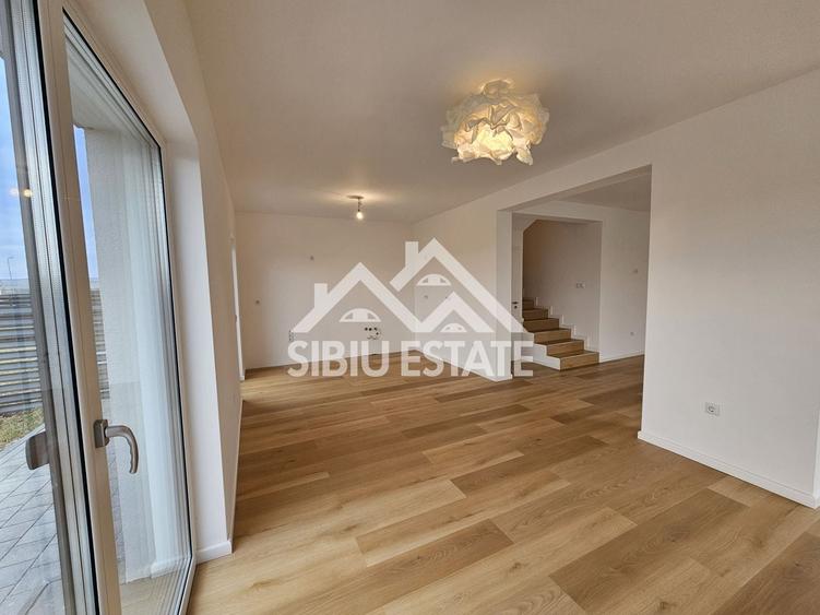 Duplex cu 4 camere cu Canalizare în Șura Mică