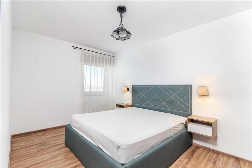 Apartament cu 3 camere semidecomandat, mobilat în Bună Ziua