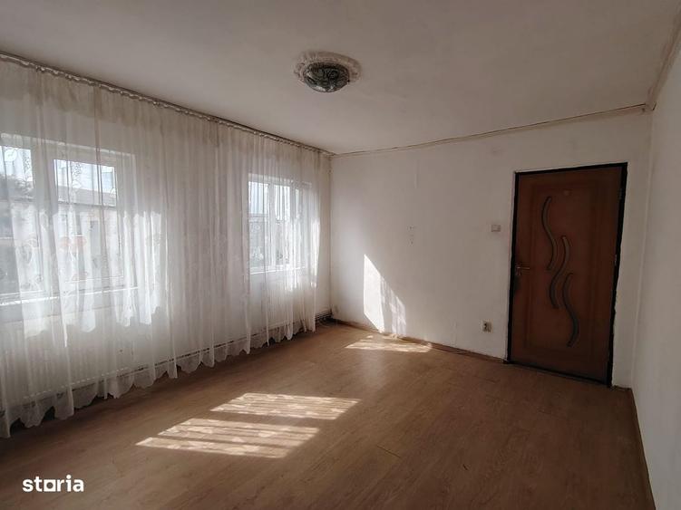 Apartament cu 4 camere nedecomandat în Micro 9