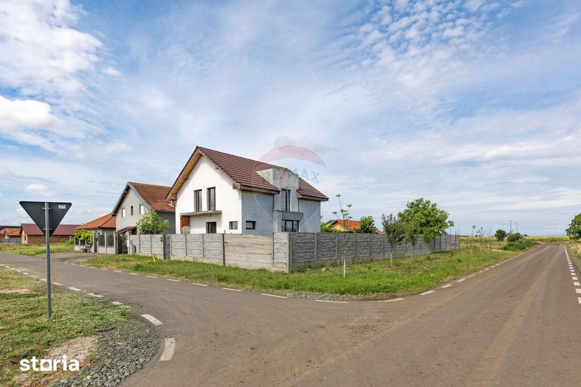 Casă cu 5 camere cu Teren 620 Mp în Macea