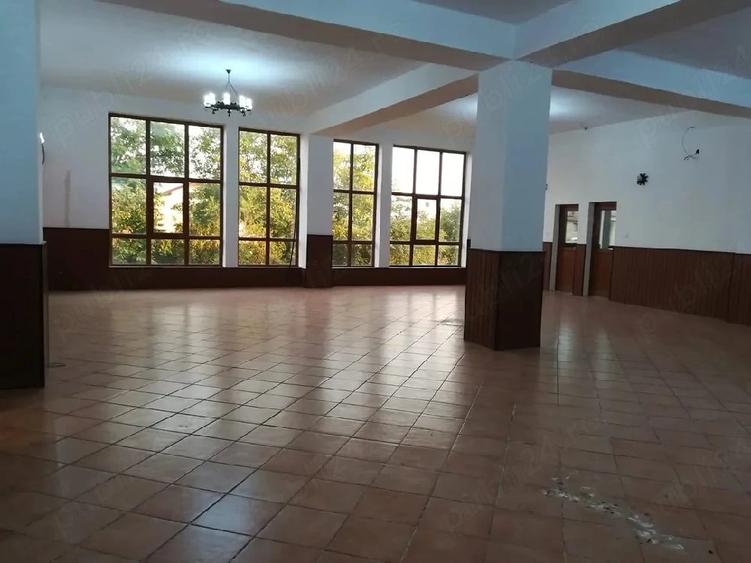 Spațiu comercial, de 1,500 mp, în Titan