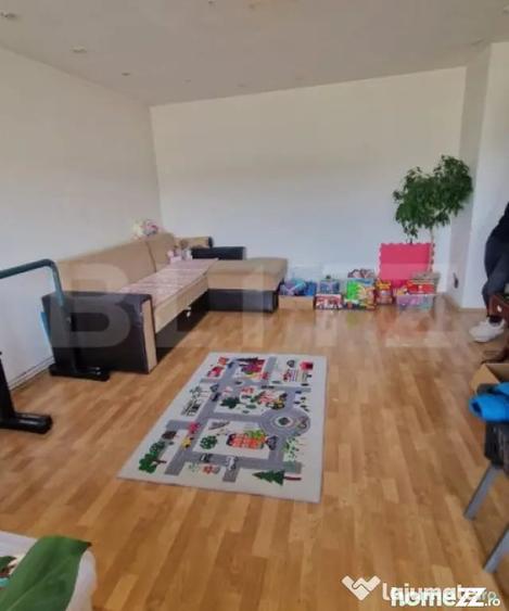 Apartament cu 4 camere decomandat în Astra