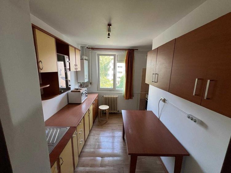 Apartament cu 3 camere decomandat în Titan