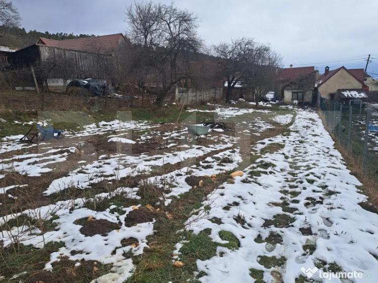 Casă cu 2 camere cu Teren 1400 Mp în Central