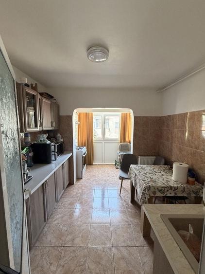 Apartament cu 3 camere decomandat în Sud