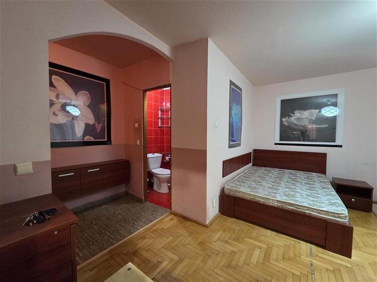 Garsoniera spatioasa de inchiriat str. De Mijloc - 5