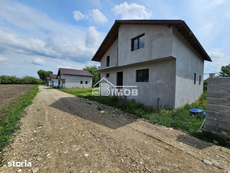 Casă cu 4 camere cu Teren 343 Mp în Comișani