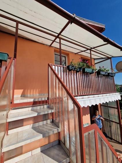 Casă individuală cu 8 camere cu Canalizare în Fratelia