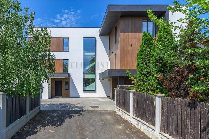 Duplex cu 6 camere cu Teren 240 Mp în Iancu Nicolae