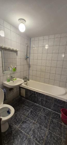Apartament cu 3 camere semidecomandat, mobilat în Titan
