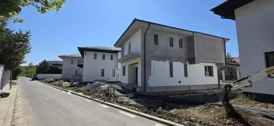Casă individuală cu 4 camere cu Canalizare în Central